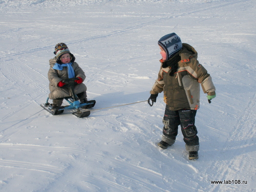 Дети и снегокат